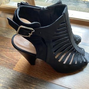 3/$15 Black Heels